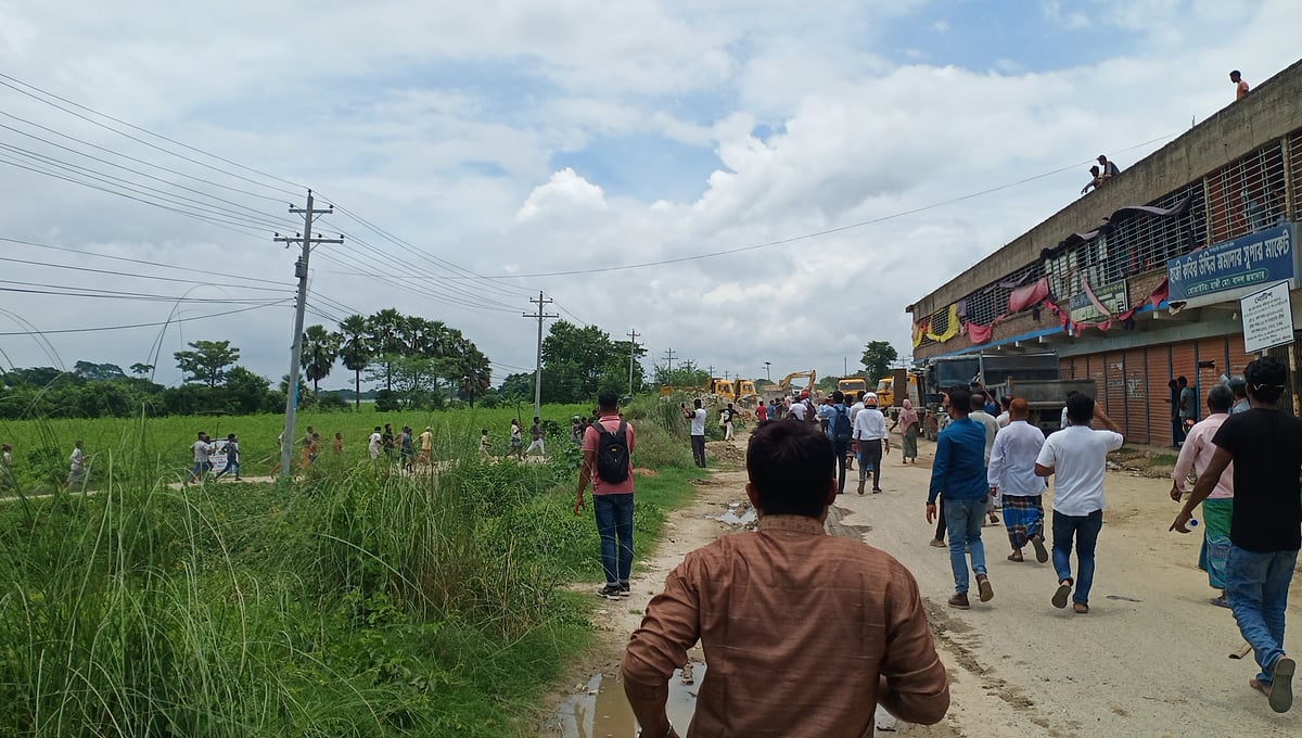 পদ্মা সেতুর এক্সপ্রেসওয়েতে অবস্থান নেওয়ার চেষ্টাকালে আন্দোলনকারীদের সঙ্গে ছাত্রলীগের সংঘর্ষ হয়েছে। আজ বুধবার দুপুর ১২টার দিকে জাজিরার নাওডোবা এলাকায়